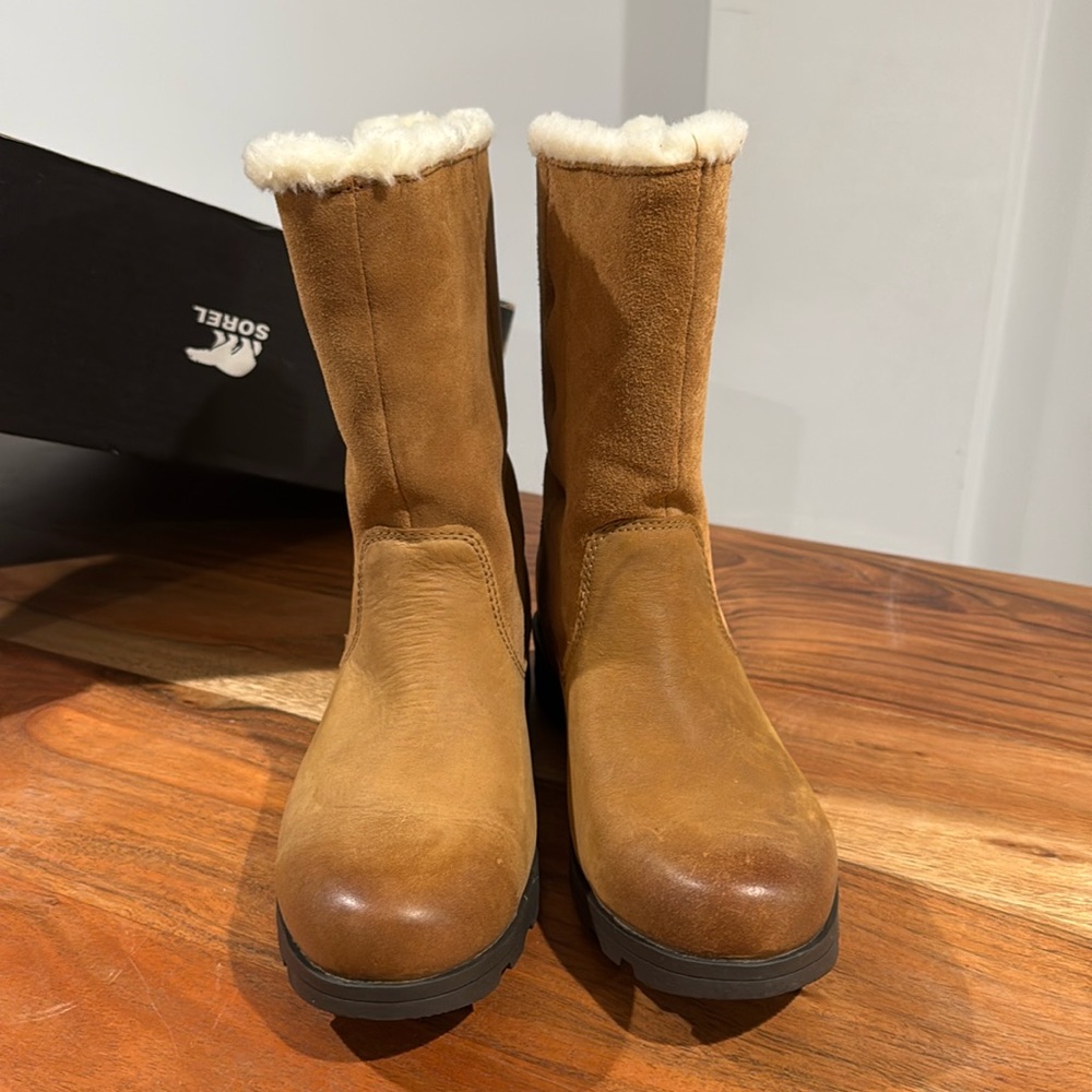 New Woman’s Sorel Lined Boots.  Waterproof, brown leather, size 8.
